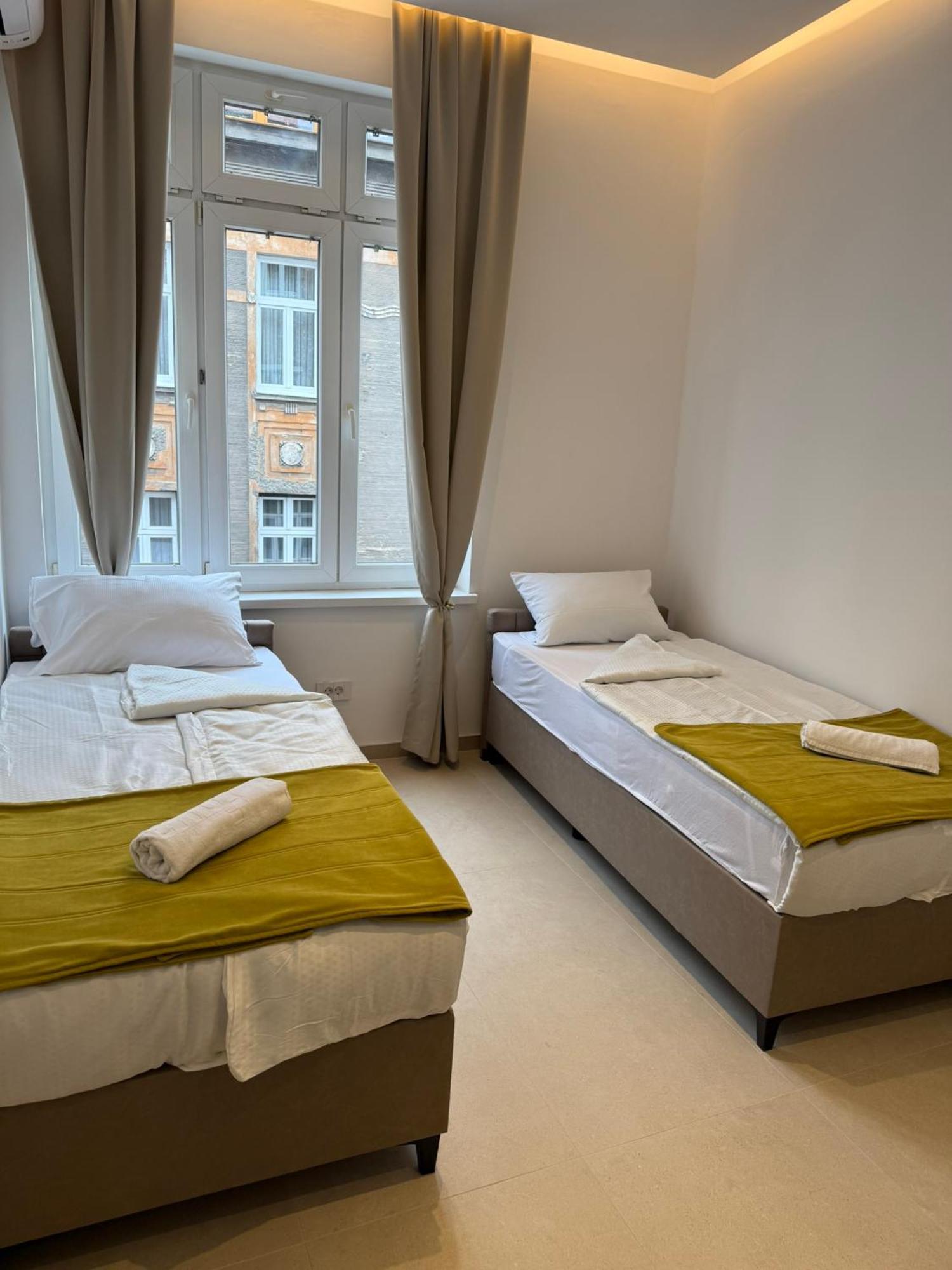 Apartman East Meets West